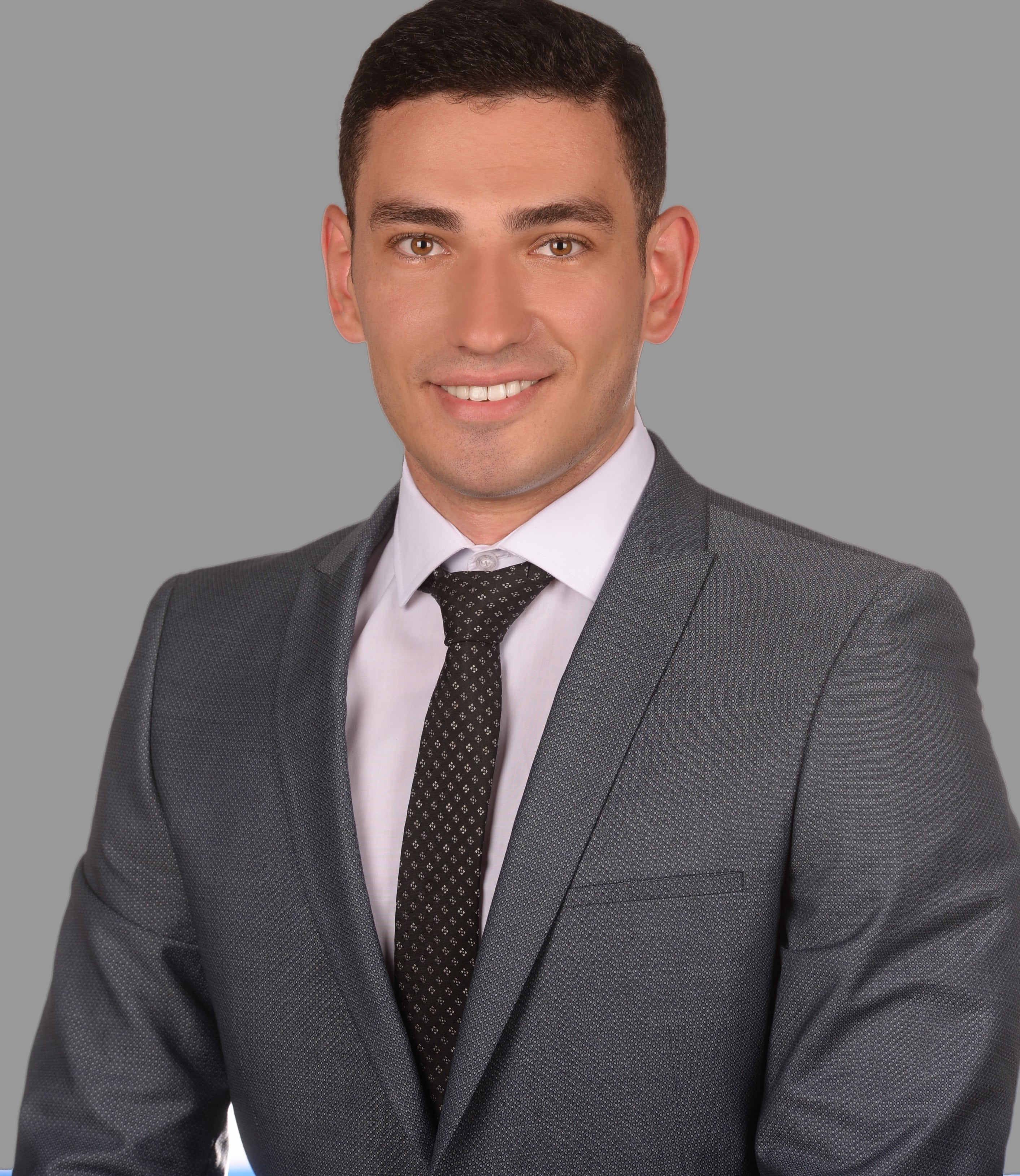 Academic advisor Emre Özsalman mentoring Gençticaretçiler students in international trade research